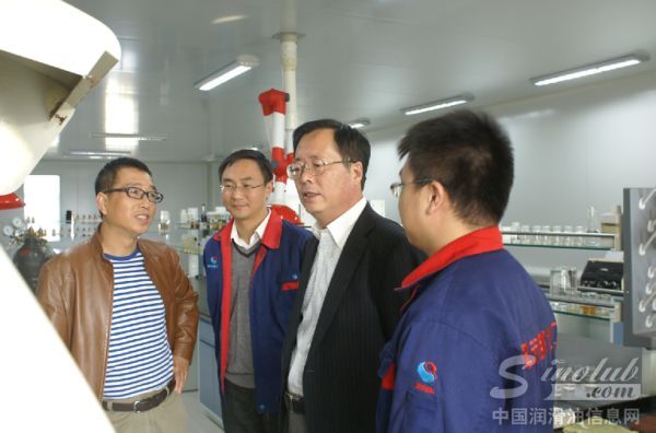 曲景平教授参观实验室