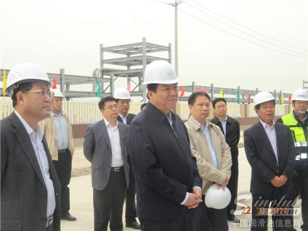 袁书记(中)在考察现场