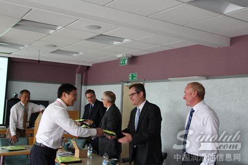 王总向路博润与会人员赠康普顿爱跑营跑步套装