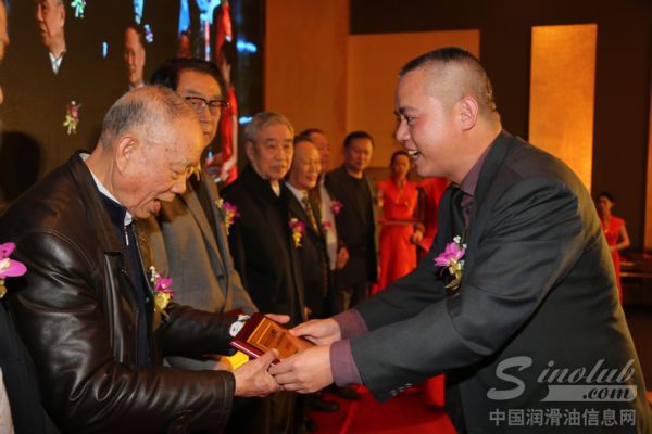 “中国润滑油行业年度总评榜荣誉导师”敦聘授牌仪式