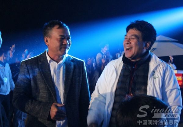 公司总经理施耀刚先生与朱时茂先生合影