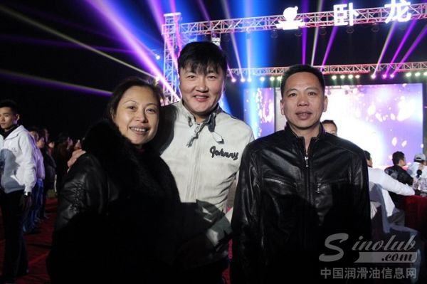 图为明星孙楠与公司常务副总吴土金先生和运营部部长莫群女士合影