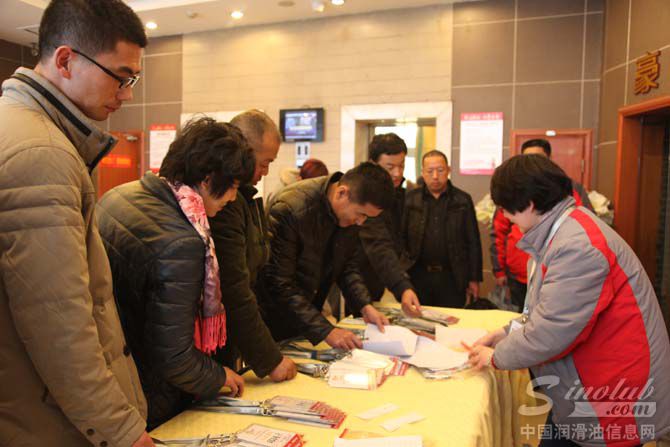 图1：宜昌接待中心会务组热情接待陆续抵达的代表和嘉宾