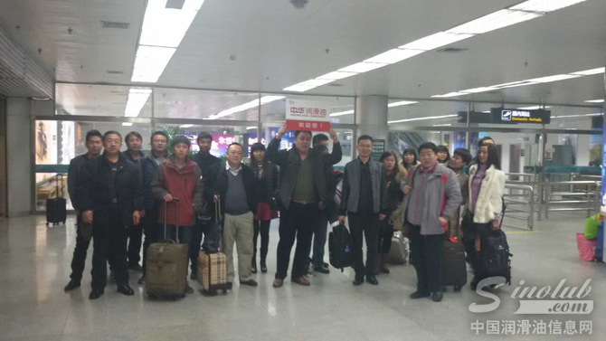 图2：来自各地的会议代表们，在宜昌机场与姚总不期而遇