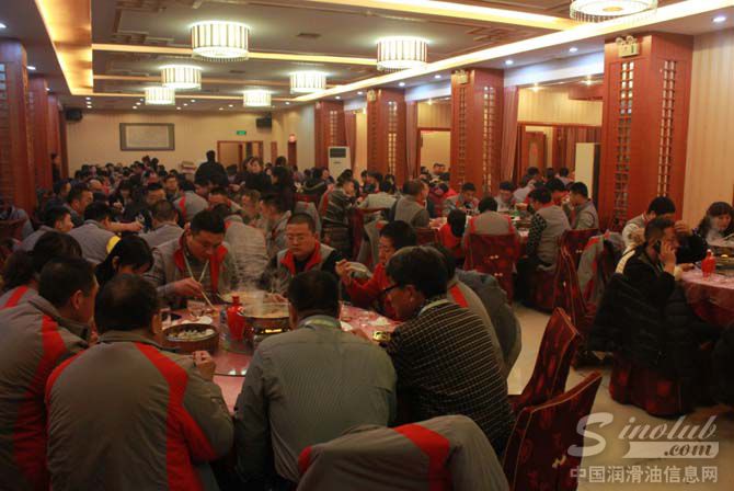 图4:登船前，经销商代表们在宜昌接待中心享用晚餐