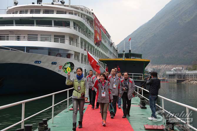 图1:当地导游带领各团组登陆,前往神女溪景区游览