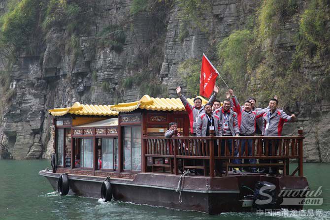 图2,:乘坐游船游览神女溪,遥船相望,热情高呼爱我中华