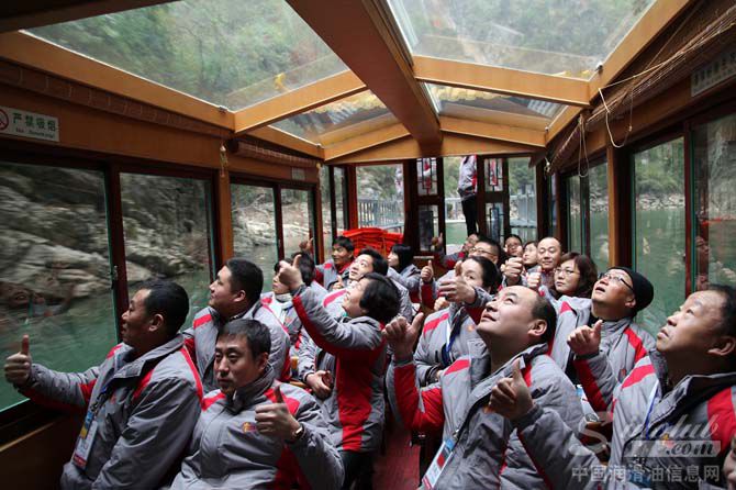 图3:游船内,经过一线天,代表们见到如此奇观,高树大拇指,赞叹不已
