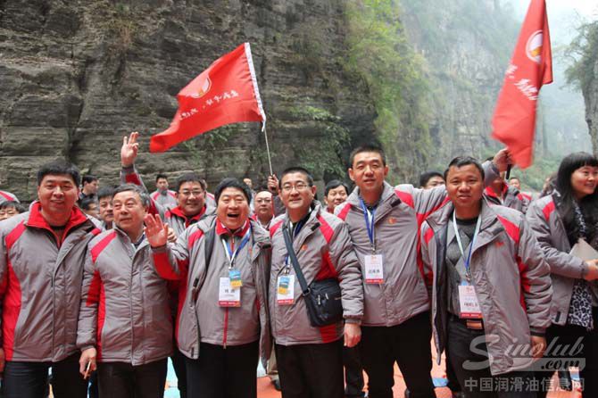 图6:代表们与姚总合影