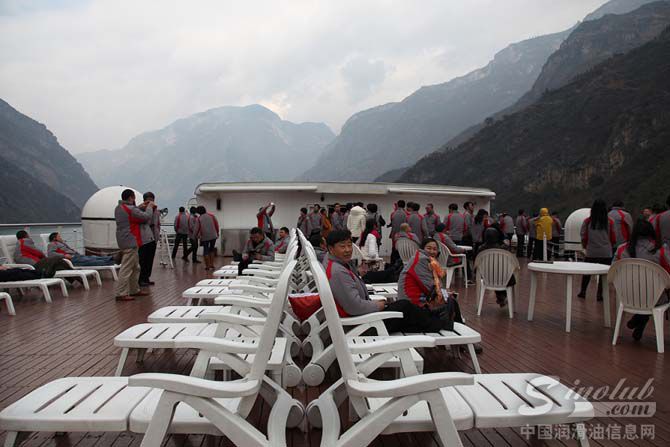 图8:甲板上,游览俊美的瞿塘峡