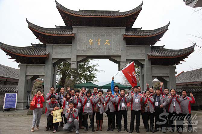 图2: 经销商伙伴们高举中华旗帜合影