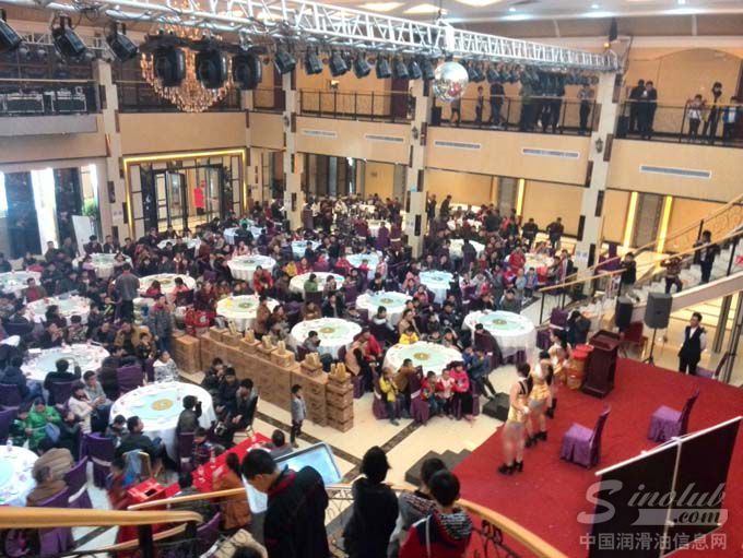 南阳市唐河县三百多位当地经销商代表参加中华市场推广会议