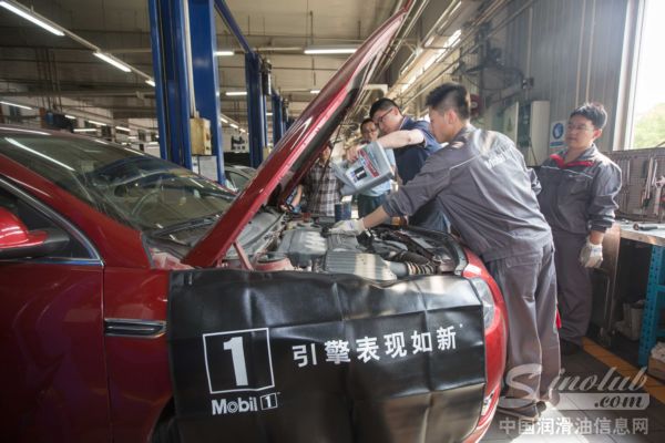 车主参观车间体验换油环节