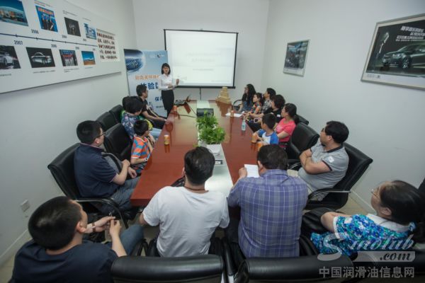 车主聆听专家讲解保养知识