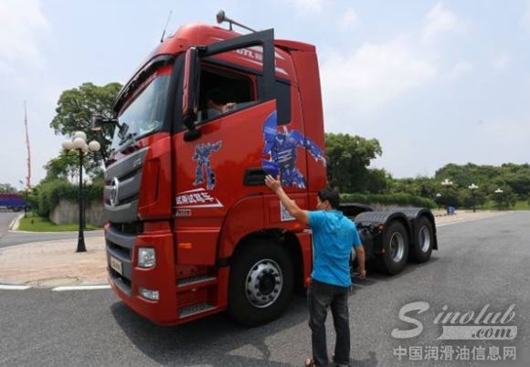 用户现场试驾欧曼GTL超能版载货车