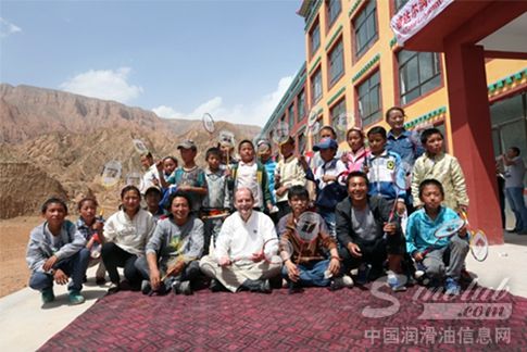 道达尔润滑油(中国)董事总经理戴伟明先生与师生们的亲密互动