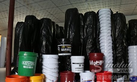 冒牌窝点终被端 涉假润滑油包装品牌十余种