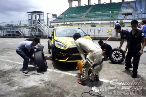 财富石化赞助车队 - 新力动能车队技术维修人员及“赛车战友”车手为赛车做充足的检查、补换