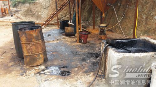 闽侯无证炼油厂被端　提炼废机油超百吨废渣直排