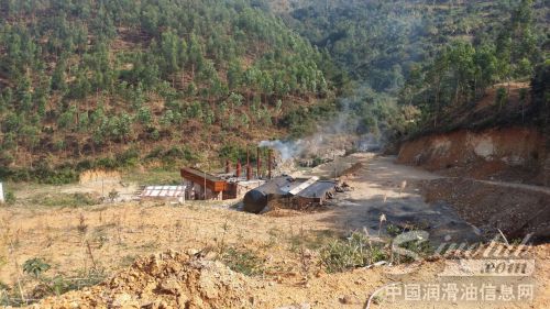 闽侯无证炼油厂被端 提炼废机油超百吨废渣直排 