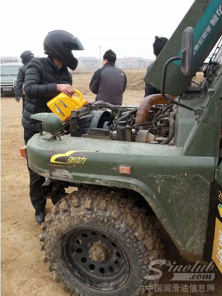 赛手正在添加美克拉美润滑油